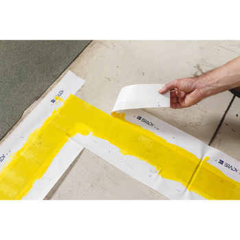 Brady PaintStripe Blanco Plantilla de marcado de piso - 2 pulg. Anchura x 100 pies Longitud - Un solo lado Adhesiva - 58319