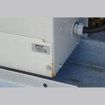 Brady THT-18-8591-3-SL Rollo de etiquetas troqueladas para impresoras - 3 pulg. x 1 pulg. - Poliéster - Plateado - B-8591