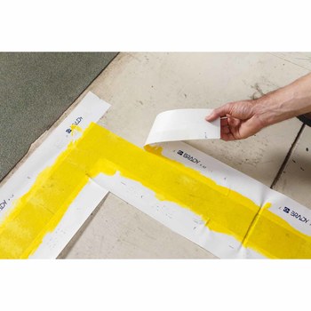 Brady PaintStripe Transparente/Blanco Plantilla de marcado de piso - 2 pulg. Anchura x 500 pies Longitud - 0.0073 pulg. Espesor - Un solo lado Adhesiva - BRADY 148822