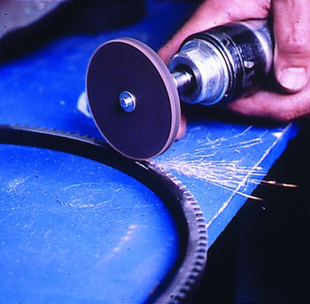 Weiler Unificado Óxido de aluminio Duro Rueda de desbaste - Grueso grado - Accesorio Agujero sin rosca - Diámetro 3 pulg. - Agujero Central 1/4 pulg. - Grosor 1/8 pulg. - 55546