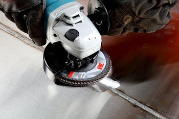 3M 769F Tipo 27 Recubierto Óxido de aluminio cerámico Disco de Aletas - Diámetro 4 1/2 pulg. - Agujero Central 7/8 pulg. - 05903