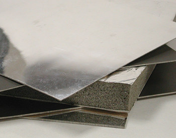 Aearo Technologies E-A-R ISOLOSS NV Negro/Plateado Espuma de uretano/poliéster aluminizado - 54 pulg. Anchura x 4 pies Longitud x 1.04 pulg. Grosor - Respaldo Adhesivo Amortiguador de vibraciones estructurales Hoja - N3EH-540048